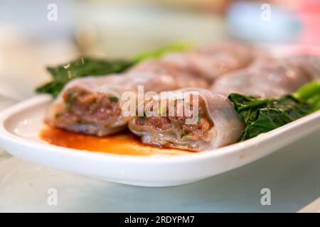 Une assiette de délicieux dim sum de thé cantonais du matin, des rouleaux de riz au bœuf Banque D'Images