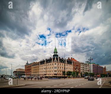 HELSINGBORG, SUÈDE - 16 JUILLET 2023 : façade d'angle de l'une des villes de nombreux bâtiments à l'aspect grandiose. Banque D'Images