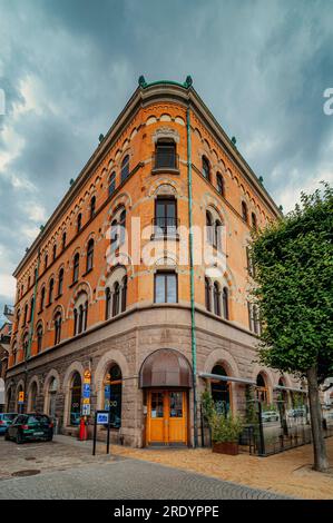 HELSINGBORG, SUÈDE - 16 JUILLET 2023 : façade d'angle de l'une des villes de nombreux bâtiments à l'aspect grandiose. Banque D'Images