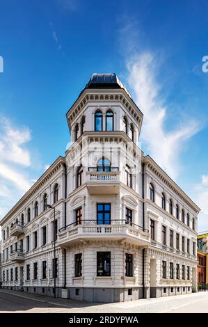 HELSINGBORG, SUÈDE - 16 JUILLET 2023 : façade d'angle de l'une des villes de nombreux bâtiments à l'aspect grandiose. Banque D'Images