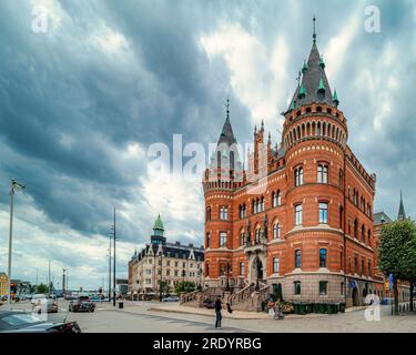 HELSINGBORG, SUÈDE - 16 JUILLET 2023 : le célèbre hôtel de ville situé sur la rue principale et entre deux places de la ville Banque D'Images