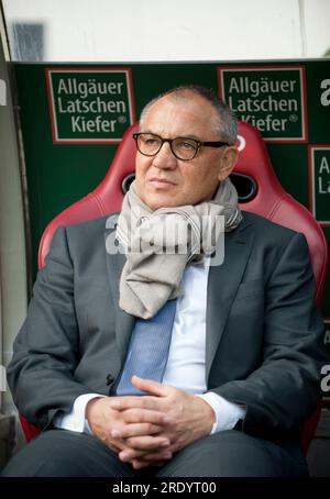 PHOTO D’ARCHIVE : Felix MAGATH aura 70 ans le 28 juillet 2023, entraîneur Felix MAGATH, WOB, image unique, Coupe, demi-figurine, football 1e Bundesliga, match 24, 1e FC Kaiserslautern (KL) - VfL Wolfsburg (WOB) 0:0, le 3 mars 2012 à Kaiserslautern / Allemagne Banque D'Images