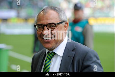 PHOTO D’ARCHIVE : Felix MAGATH aura 70 ans le 28 juillet 2023, entraîneur Felix MAGATH (WOB), portrait, portrait, tête, rires, Satisfait, victoire, succès, football 1e Bundesliga, match 31, VFL Wolfsburg (WOB) - FC Augsburg (A) 1 : 2, le 14 avril 2012 à Wolfsburg / Allemagne Banque D'Images