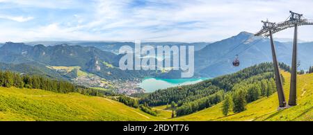 Paysage avec téléphérique, lac Wolfgangsee et montagne Schafberg, vue depuis la montagne Zwolferhorn Banque D'Images