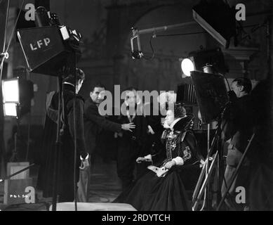 LAURENCE OLIVIER réalisateur WILLIAM K. HOWARD HENRY OSCAR et FLORA ROBSON (dans le rôle de la reine Elizabeth la première) sur le plateau Candid avec Movie / Camera Crew lors du tournage de FIRE OVER ENGLAND 1937 réalisateur WILLIAM K. HOWARD roman A.E.W. Mason scénario Clemence Dane et Sergei Nolbandov Cinématographie James Wong Howe musique Richard Addinsell costumes conception René Hubert producteurs Alexander Korda et Erich Pommer London film Productions / United Artists Banque D'Images