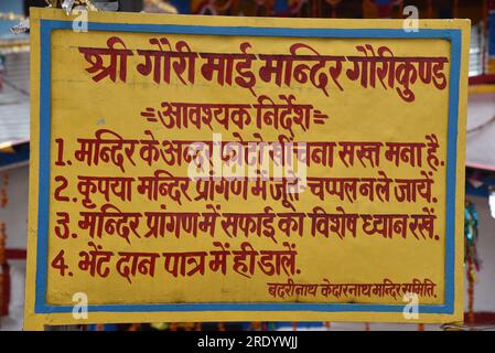 Kedarnath est l'un des pèlerinages les plus sacrés du Seigneur Shiva situé dans le district de Rudraprayag de la région de Garhwal dans l'Uttarakhand. Kedarnath est l'un des Char Dham dans l'Uttarakhand et le plus important dham parmi Panch kedar. Kedarnath est situé à une altitude de 3586 mètres, dans le tour des majestueux sommets montagneux et près de la tête de la rivière Mandakini, la chaîne de Kedarnath se dresse l'un des douze Jyotirlingas du Seigneur Shiva. Inde. Banque D'Images