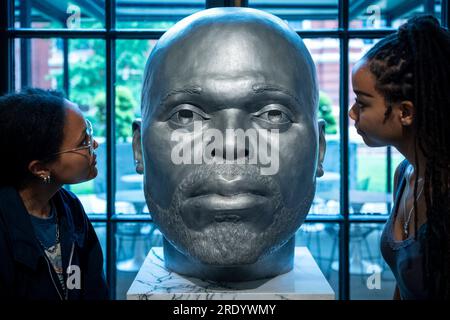 Londres, Royaume-Uni. 24 juillet 2023. Les membres du personnel regardent 'Numen (Shifting Votive Two)', 2016, lors d'un avant-goût d'une nouvelle exposition du sculpteur Thomas J Price au V&A de South Kensington. Les œuvres montrent comment les Noirs sont représentés dans la culture visuelle et les médias et sont exposées jusqu'au 24 mai 2024. Crédit : Stephen Chung / Alamy Live News Banque D'Images