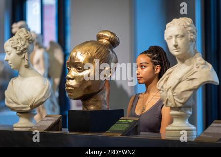 Londres, Royaume-Uni. 24 juillet 2023. Un membre du personnel voit « Lay IT Down (On the Edge of Beauty) », 2018, lors d'un avant-goût d'une nouvelle exposition du sculpteur Thomas J Price au V&A de South Kensington. Les œuvres montrent comment les Noirs sont représentés dans la culture visuelle et les médias et sont exposées jusqu'au 24 mai 2024. Crédit : Stephen Chung / Alamy Live News Banque D'Images