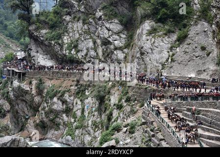 Kedarnath est l'un des pèlerinages les plus sacrés du Seigneur Shiva situé dans le district de Rudraprayag de la région de Garhwal dans l'Uttarakhand. Kedarnath est l'un des Char Dham dans l'Uttarakhand et le plus important dham parmi Panch kedar. Kedarnath est situé à une altitude de 3586 mètres, dans le tour des majestueux sommets montagneux et près de la tête de la rivière Mandakini, la chaîne de Kedarnath se dresse l'un des douze Jyotirlingas du Seigneur Shiva. Inde. Banque D'Images