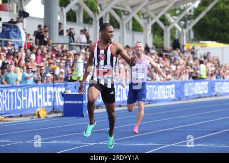 Manchester, Angleterre 9 juillet 2023 Championnats du Royaume-Uni d'athlétisme et épreuve de trial pour les Championnats du monde à Budapest. Zharnel Hughes célèbre avoir remporté le titre sur 200m il a même eu lieu à la Manchester Regional Arena, Angleterre ©GED Noonan/Alamy Banque D'Images