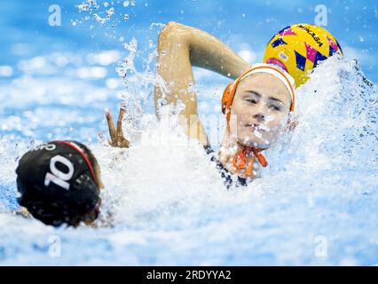 FUKUOKA - Brigitte Sleeking, des pays-Bas, en action contre Serena Browne, du Canada, lors des quarts de finale du Championnat du monde de water-polo au Japon. ANP KOEN VAN WEEL Banque D'Images