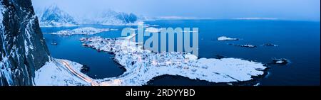 Panoramique aérien de Reine couverte de neige, îles Lofoten, Norvège Banque D'Images