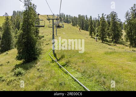 Station de la Colmiane en été, avec son télésiège et sa tyrolienne.. Station de la Colmiane en été, son télésiège, sa tyrolienne. Banque D'Images