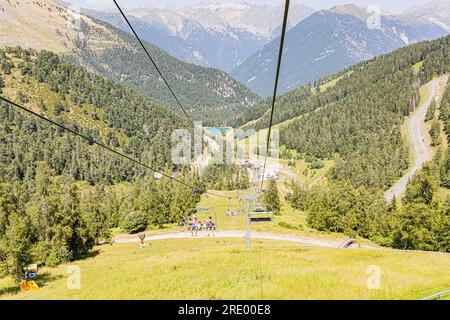 Station de la Colmiane en été, avec son télésiège et sa tyrolienne.. Station de la Colmiane en été, son télésiège, sa tyrolienne. Banque D'Images