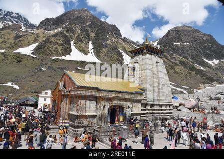 Kedarnath est l'un des pèlerinages les plus sacrés du Seigneur Shiva situé dans le district de Rudraprayag de la région de Garhwal dans l'Uttarakhand. Kedarnath est l'un des Char Dham dans l'Uttarakhand et le plus important dham parmi Panch kedar. Kedarnath est situé à une altitude de 3586 mètres, dans le tour des majestueux sommets montagneux et près de la tête de la rivière Mandakini, la chaîne de Kedarnath se dresse l'un des douze Jyotirlingas du Seigneur Shiva. Inde. Banque D'Images