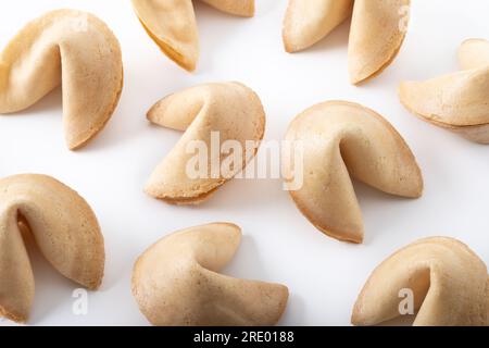Modèle traditionnel chinois de biscuits de fortune isolé sur fond blanc Banque D'Images