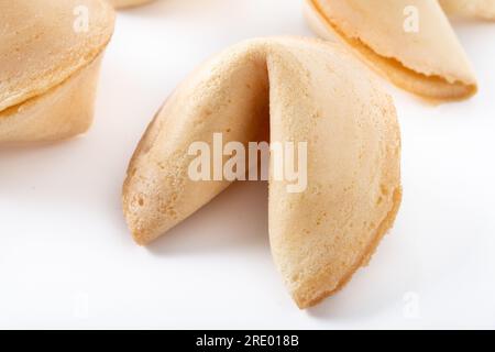 Modèle traditionnel chinois de biscuits de fortune isolé sur fond blanc Banque D'Images