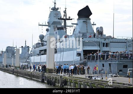 24 juillet 2023, Basse-Saxe, Wilhelmshaven : les membres de l'équipage se tiennent debout sur un mur de quai dans le port avant que la frégate 'Hessen' ne parte pour la formation de l'OTAN. La marine allemande participe régulièrement aux quatre unités de la flotte multinationale de l'OTAN. La Marine déploie en permanence des navires et des bateaux dans ces unités. La participation aux formations de l'OTAN fait partie des obligations de l'Allemagne envers l'alliance, même en temps de paix. Photo : Lars Penning (klemmer)/dpa Banque D'Images