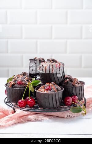 Muffins au chocolat avec cerises aigres fraîches Banque D'Images