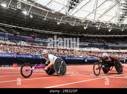 Sammi Kinghorn de GB & ni franchit la ligne d’arrivée devant Léa Bayekula de Belgique pour remporter la course féminine de 800m en fauteuil roulant au Wanda Diamond League London Event, London Stadium, le 23 juillet 2023. Photo de Gary Mitchell/Alamy Live News Banque D'Images