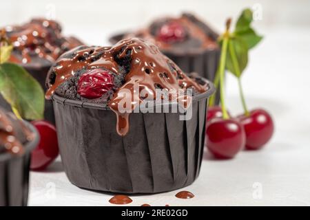 Muffins au chocolat avec cerises aigres fraîches Banque D'Images