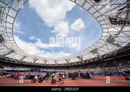 Sammi Kinghorn, de GB & ni, et Léa Bayekula, de Belgique, font un tour de chauffe lors de la course féminine de 800 m en fauteuil roulant au Wanda Diamond League London Event, London Stadium, le 23 juillet 2023. Photo de Gary Mitchell/Alamy Live News Banque D'Images