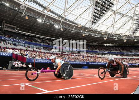 Sammi Kinghorn de GB & ni franchit la ligne d’arrivée devant Léa Bayekula de Belgique pour remporter la course féminine de 800m en fauteuil roulant au Wanda Diamond League London Event, London Stadium, le 23 juillet 2023. Photo de Gary Mitchell/Alamy Live News Banque D'Images