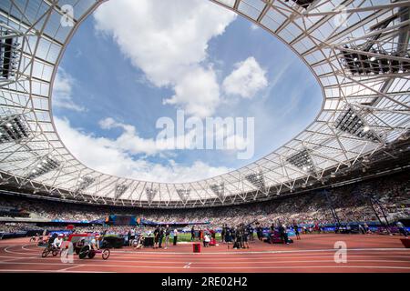 Sammi Kinghorn, de GB & ni, et Léa Bayekula, de Belgique, font un tour de chauffe lors de la course féminine de 800 m en fauteuil roulant au Wanda Diamond League London Event, London Stadium, le 23 juillet 2023. Photo de Gary Mitchell/Alamy Live News Banque D'Images