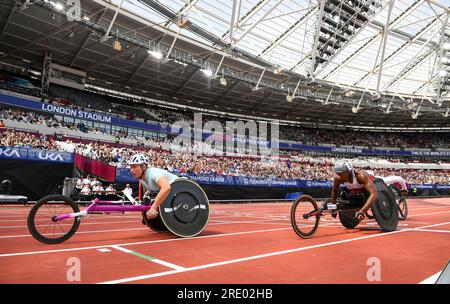 Sammi Kinghorn de GB & ni franchit la ligne d’arrivée devant Léa Bayekula de Belgique pour remporter la course féminine de 800m en fauteuil roulant au Wanda Diamond League London Event, London Stadium, le 23 juillet 2023. Photo de Gary Mitchell/Alamy Live News Banque D'Images