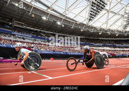 Sammi Kinghorn de GB & ni franchit la ligne d’arrivée devant Léa Bayekula de Belgique pour remporter la course féminine de 800m en fauteuil roulant au Wanda Diamond League London Event, London Stadium, le 23 juillet 2023. Photo de Gary Mitchell/Alamy Live News Banque D'Images