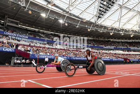 Sammi Kinghorn de GB & ni franchit la ligne d’arrivée devant Léa Bayekula de Belgique pour remporter la course féminine de 800m en fauteuil roulant au Wanda Diamond League London Event, London Stadium, le 23 juillet 2023. Photo de Gary Mitchell/Alamy Live News Banque D'Images