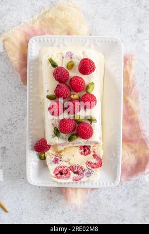 semi-freddo, crème glacée italienne dessert, framboise et pistaches Banque D'Images