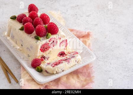 semi-freddo, crème glacée italienne dessert, framboise et pistaches Banque D'Images