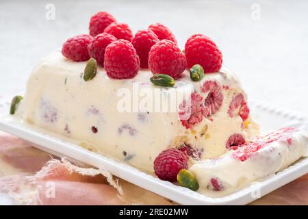 semi-freddo, crème glacée italienne dessert, framboise et pistaches Banque D'Images
