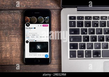 Antalya, Turquie - 24 juillet 2023 : page d'accueil du compte Elon Musk Twitter X avec le logo Twitter X sur smartphone Banque D'Images