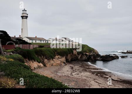 Phare de style New England sur Rocky Cliffs le soir couvert Banque D'Images