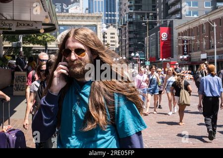 Seattle, États-Unis. 23 juin 2023. Personnes visitant Pike place Market par une journée ensoleillée. Banque D'Images