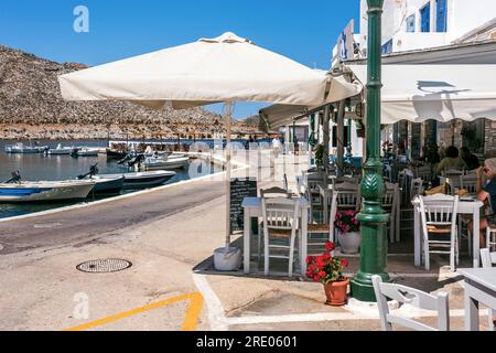 Le front de mer à Panormos, Tinos. Banque D'Images