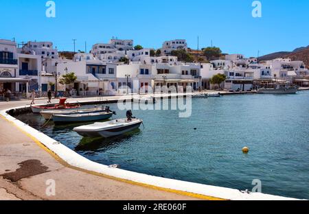 Le front de mer à Panormos, Tinos. Banque D'Images