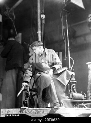 Réalisateur / star LAURENCE OLIVIER sur le plateau Candid en Irlande lors du tournage de HENRY V 1944 le réalisateur LAURENCE OLIVIER joue la musique de William Shakespeare William Walton Two Cities films / Eagle-Lion Distributors Ltd Banque D'Images