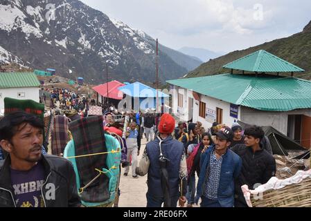 Kedarnath est l'un des pèlerinages les plus sacrés du Seigneur Shiva situé dans le district de Rudraprayag de la région de Garhwal dans l'Uttarakhand. Kedarnath est l'un des Char Dham dans l'Uttarakhand et le plus important dham parmi Panch kedar. Kedarnath est situé à une altitude de 3586 mètres, dans le tour des majestueux sommets montagneux et près de la tête de la rivière Mandakini, la chaîne de Kedarnath se dresse l'un des douze Jyotirlingas du Seigneur Shiva. Inde. Banque D'Images