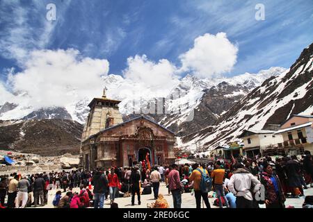 Kedarnath est l'un des pèlerinages les plus sacrés du Seigneur Shiva situé dans le district de Rudraprayag de la région de Garhwal dans l'Uttarakhand. Kedarnath est l'un des Char Dham dans l'Uttarakhand et le plus important dham parmi Panch kedar. Kedarnath est situé à une altitude de 3586 mètres, dans le tour des majestueux sommets montagneux et près de la tête de la rivière Mandakini, la chaîne de Kedarnath se dresse l'un des douze Jyotirlingas du Seigneur Shiva. Inde. Banque D'Images