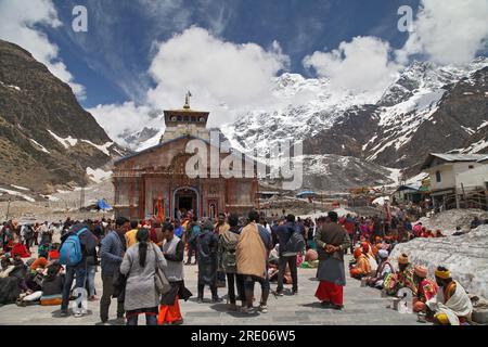Kedarnath est l'un des pèlerinages les plus sacrés du Seigneur Shiva situé dans le district de Rudraprayag de la région de Garhwal dans l'Uttarakhand. Kedarnath est l'un des Char Dham dans l'Uttarakhand et le plus important dham parmi Panch kedar. Kedarnath est situé à une altitude de 3586 mètres, dans le tour des majestueux sommets montagneux et près de la tête de la rivière Mandakini, la chaîne de Kedarnath se dresse l'un des douze Jyotirlingas du Seigneur Shiva. Inde. Banque D'Images