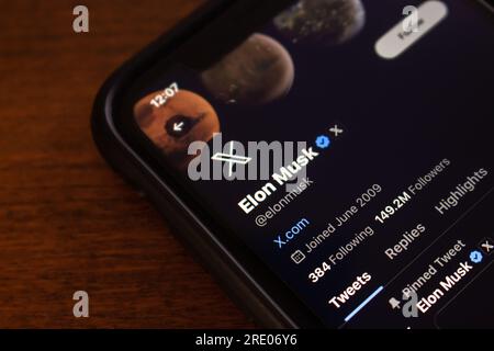 Elon Musk page de compte Twitter vue dans un iPhone. Elon Musk a annoncé le changement de nom de Twitter en tant que « X ». Le nouveau logo X peut être vu dans une image. Banque D'Images