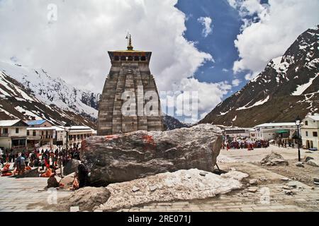 Kedarnath est l'un des pèlerinages les plus sacrés du Seigneur Shiva situé dans le district de Rudraprayag de la région de Garhwal dans l'Uttarakhand. Kedarnath est l'un des Char Dham dans l'Uttarakhand et le plus important dham parmi Panch kedar. Kedarnath est situé à une altitude de 3586 mètres, dans le tour des majestueux sommets montagneux et près de la tête de la rivière Mandakini, la chaîne de Kedarnath se dresse l'un des douze Jyotirlingas du Seigneur Shiva. Inde. Banque D'Images