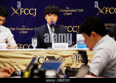 Tokyo, Japon. 24 juillet 2023. 24 juillet 2023, Tokyo, Japon : Yoichi Ishikawa, journaliste et auteur du livre ''The Sanctuary of Bullying : The Complete Record of parents Who Taken on the Dark Side of a Christian School'' s'exprime lors d'une conférence de presse au Club des correspondants étrangers du Japon à Tokyo. Le livre montre les rapports d'Ishikawa sur le suicide d'un lycéen de la préfecture de Nagasaki. Crédit : ZUMA Press, Inc./Alamy Live News Banque D'Images