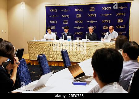 Tokyo, Japan. 24th July, 2023. July 24, 2023, Tokyo, Japan: Yoichi Ishikawa (C-L), journalist and author of the book ''The Sanctuary of Bullying: The Complete Record of Parents Who Took on the Dark Side of a Christian School'' speaks during a news conference at The Foreign Correspondents' Club of Japan in Tokyo. The book shows Ishikawa's reports on the suicide of a high school student in Nagasaki Prefecture. Credit: ZUMA Press, Inc./Alamy Live News Banque D'Images