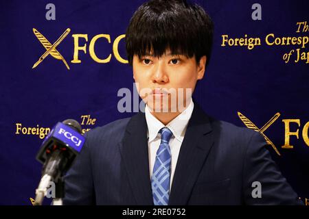 Tokyo, Japon. 24 juillet 2023. 24 juillet 2023, Tokyo, Japon : Yoichi Ishikawa, journaliste et auteur du livre ''The Sanctuary of Bullying : The Complete Record of parents Who Taken on the Dark Side of a Christian School'' assiste à une conférence de presse au Club des correspondants étrangers du Japon à Tokyo. Le livre montre les rapports d'Ishikawa sur le suicide d'un lycéen de la préfecture de Nagasaki. Crédit : ZUMA Press, Inc./Alamy Live News Banque D'Images