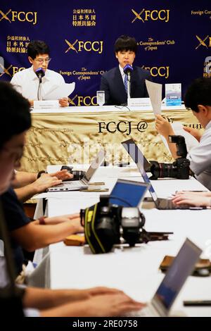 Tokyo, Japon. 24 juillet 2023. 24 juillet 2023, Tokyo, Japon : Yoichi Ishikawa (à droite), journaliste et auteur du livre ''The Sanctuary of Bullying : The Complete Record of parents Who Taken on the Dark Side of a Christian School'', prend la parole lors d'une conférence de presse au Club des correspondants étrangers du Japon à Tokyo. Le livre montre les rapports d'Ishikawa sur le suicide d'un lycéen de la préfecture de Nagasaki. Crédit : ZUMA Press, Inc./Alamy Live News Banque D'Images