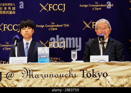 Tokyo, Japon. 24 juillet 2023. 24 juillet 2023, Tokyo, Japon : (L) Yoichi Ishikawa, journaliste et auteur du livre ''The Sanctuary of Bullying : The Complete Record of parents Who Taken on the Dark Side of a Christian School'' assiste à une conférence de presse au Club des correspondants étrangers du Japon à Tokyo. Le livre montre les rapports d'Ishikawa sur le suicide d'un lycéen de la préfecture de Nagasaki. Crédit : ZUMA Press, Inc./Alamy Live News Banque D'Images